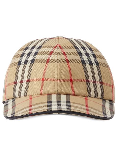 Scopri la nuova collezione di cappelli Burberry uomo su FARFETCH.